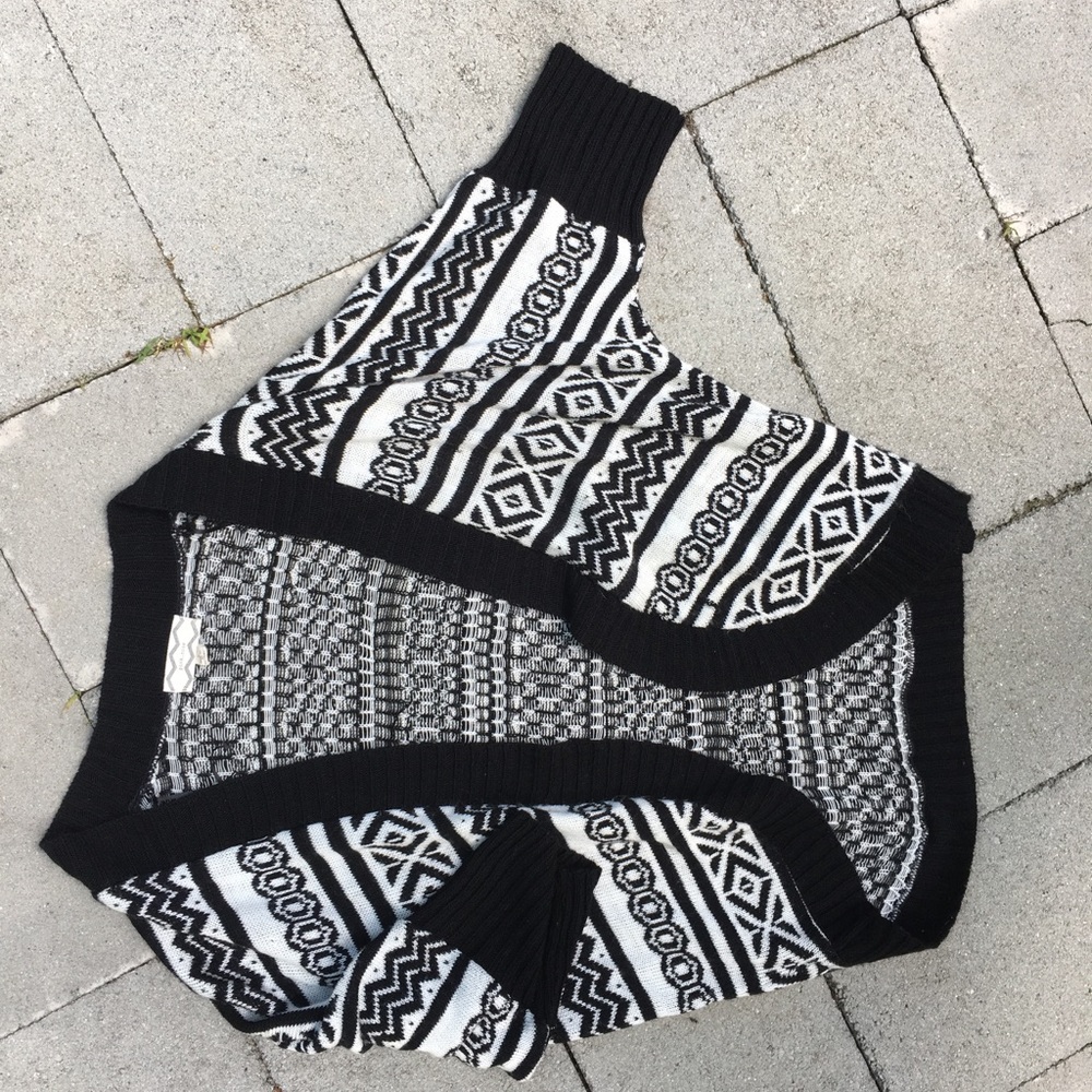 B&W tribal print 1/4 sleeve shrug cardigan S LG